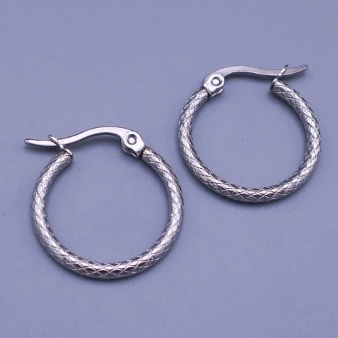 Nádherné dámské kruhové náušnice z chirurgické oceli s jemným rytím