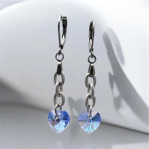Náušnice Swarovski srdíčka na řetízku z chirurgické oceli - měnící modrá