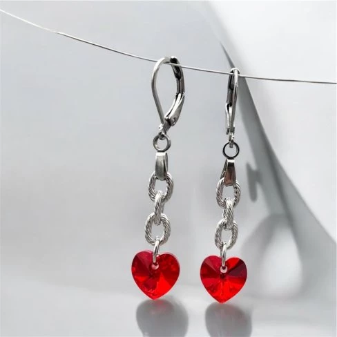 Náušnice Swarovski srdíčka na řetízku z chirurgické oceli červená