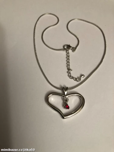 Náhrdelník se srdíčkem zdobený červeným zirkonkem