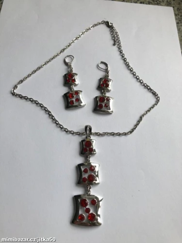 Náhrdelník červené barvy s náušnicemi