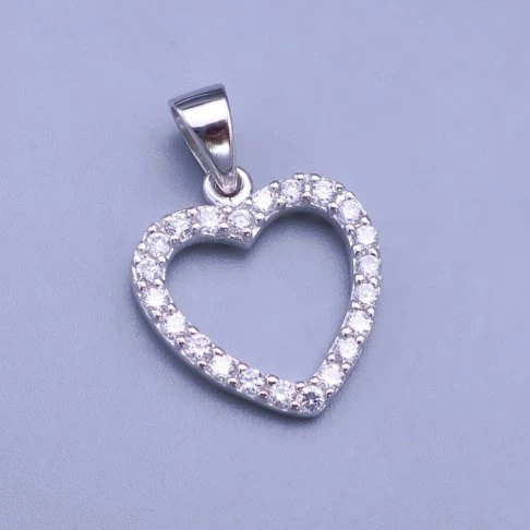 Zářivý dámský stříbrný přívěsek na řetízek - srdíčko