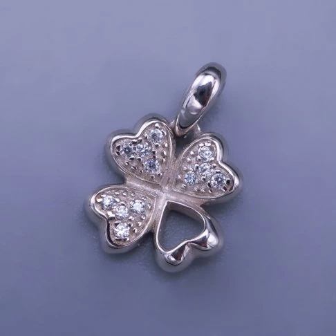 Nádherný dámský stříbrný přívěsek - čtyřlístek s kamínky